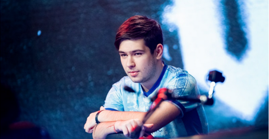 特朗普访问日本与高市早苗共乘海军陆战队一号