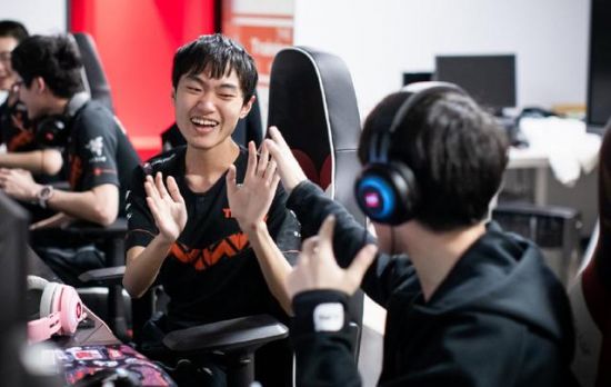 一加15T等五款手机首发支持无畏契约手游165Hz高帧率模式